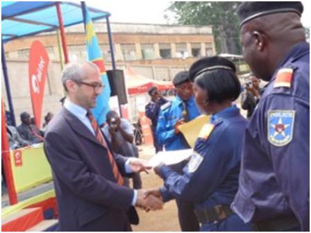 Remise de brévets aux policiers de proximité par le Représentant de l'ambassade de Grande-Bretagne à Matadi