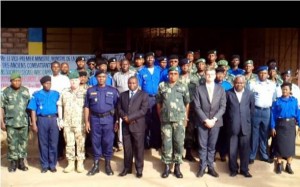 Photo de famille PNC, Armee et Societe Civile, devant l’Inspection Provinciale de la Police-Bandundu