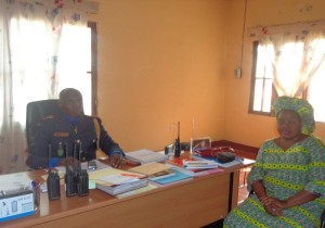 Interaction Police-Société Civile : le Commissaire Provincial de la PNC-Bandundu s’entretenant avec la Coordonatrice Provinciale du RRSSJ [Photo RRSSJ]